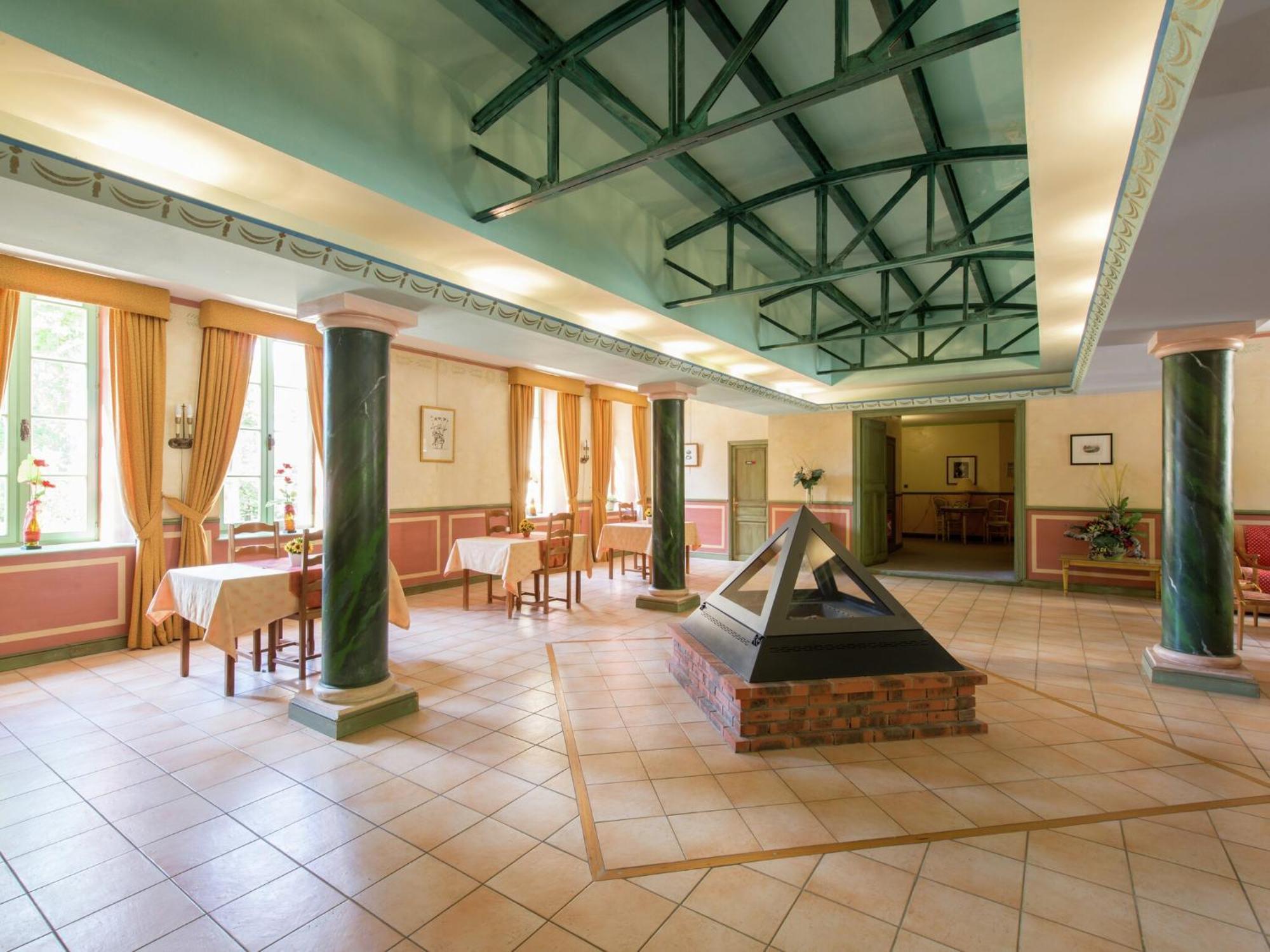 Cozy Apartment With Swimming Pool Terrace Garden Parking Монбрен-ле-Бен Екстер'єр фото